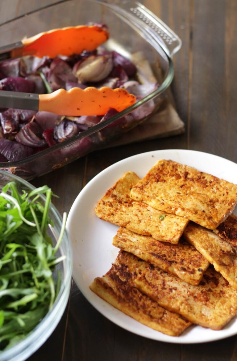 Prato com tofu grelhado e cebola roxa