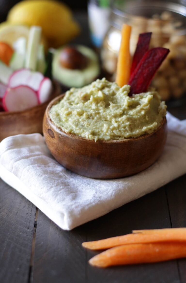 Hummus de abacate em taça de madeira