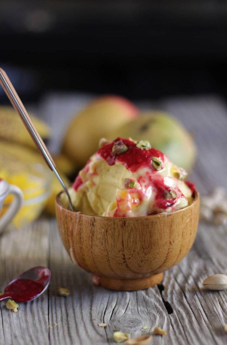 Gelado vegan em taça de madeira