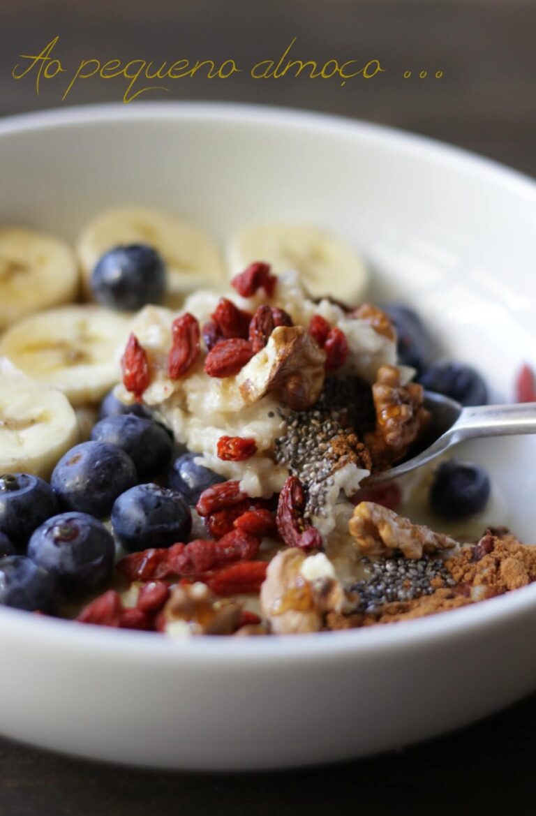 Taça de papas de aveia com banana e goji