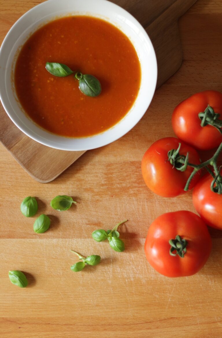 Taça de molho de tomate