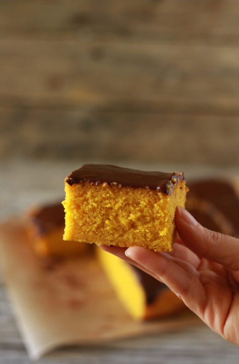 Bolo de cenoura com cobertura de chocolate