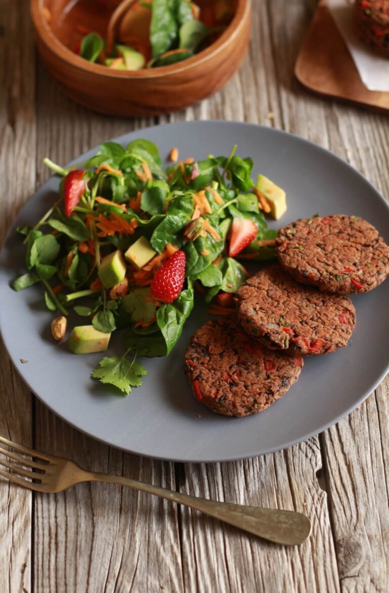 prato com hamburguer de feijão preto