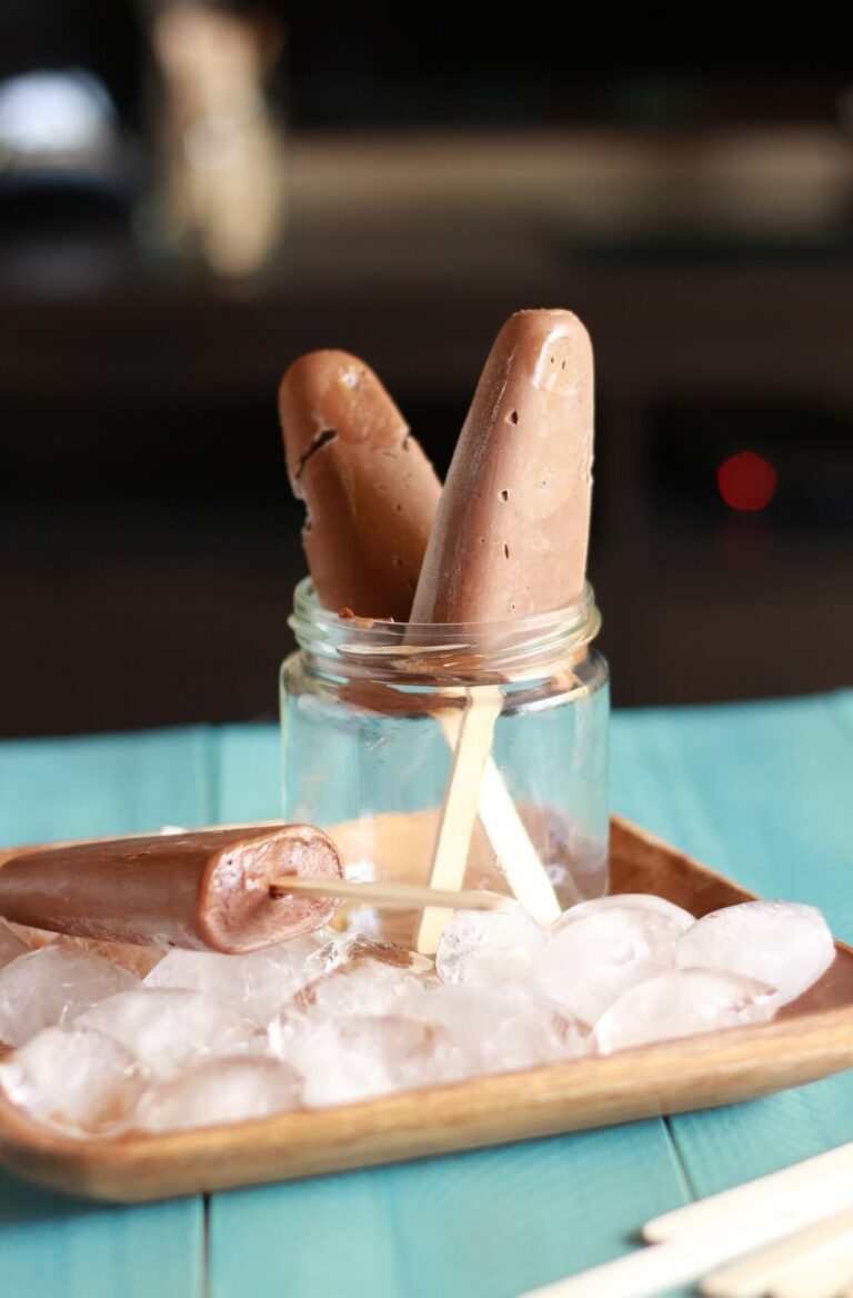 Dois gelado de chocolate numa taça