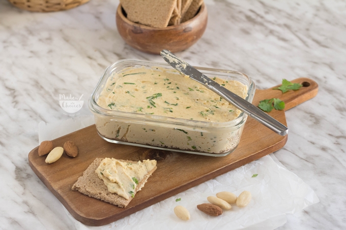 "Queijo" vegano de amêndoa para barrar