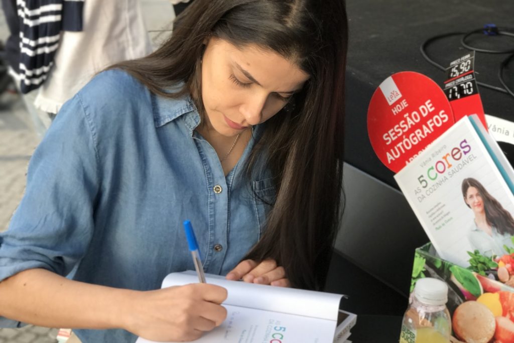 Vânia Ribeiro a autografar um livro