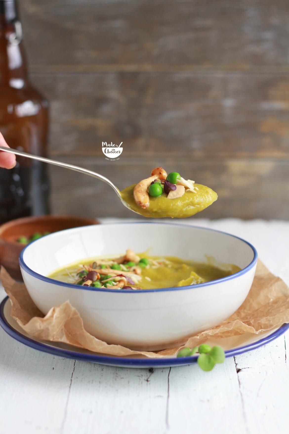 Colher com sopa de ervilhas