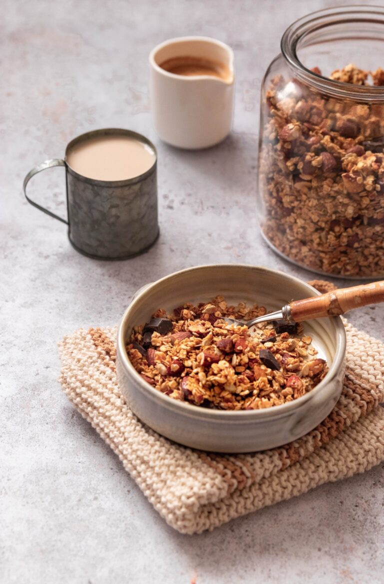 taça com granola e caneca com café