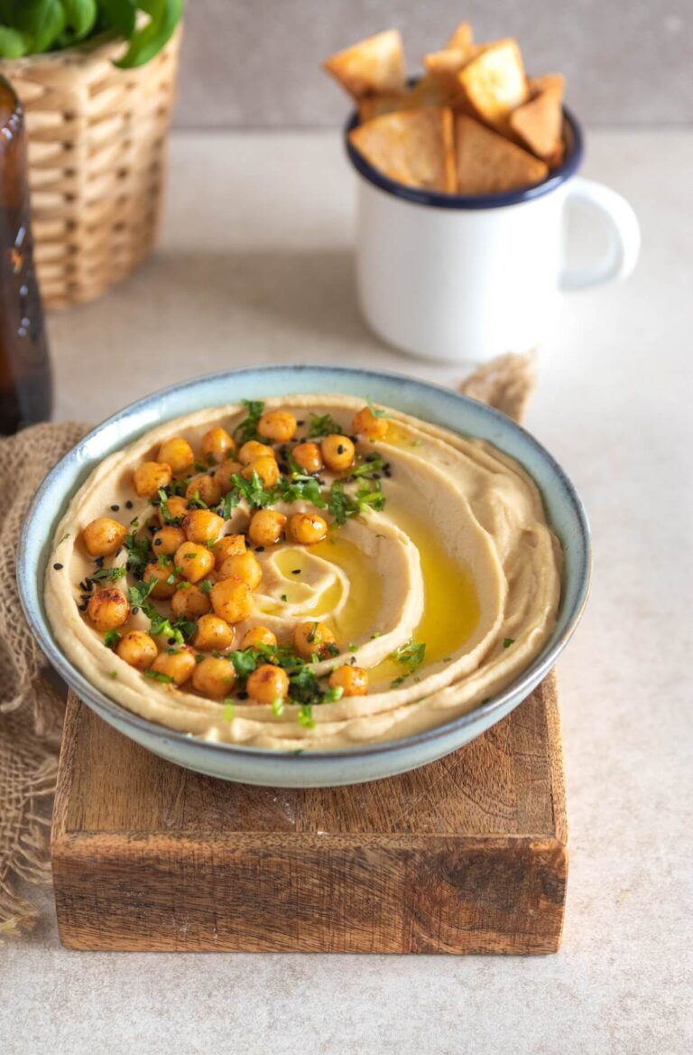 taça com humus e grão