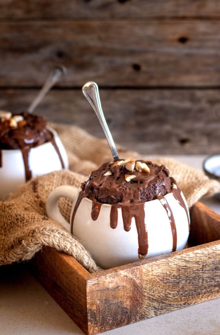 caneca com bolo de chocolate e colher