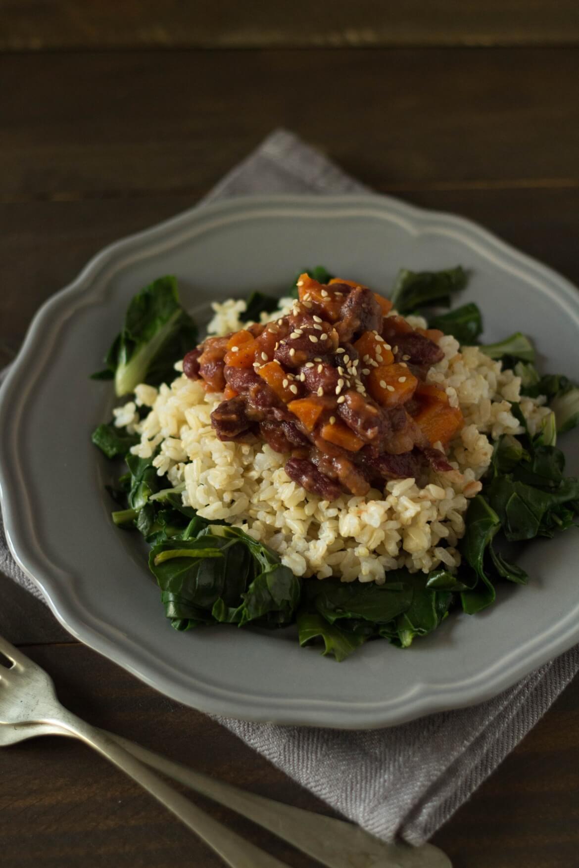 prato com couves cozidas, arroz integral cozido e estufado de feijão e cenoura