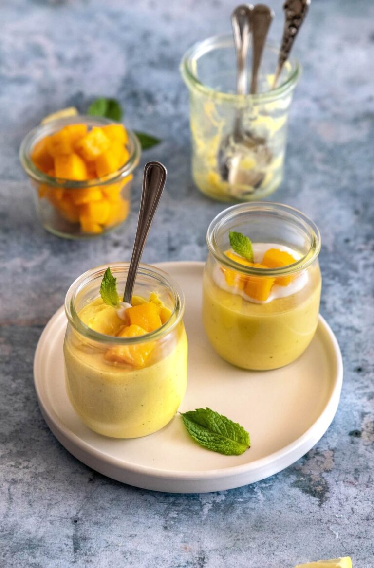 2 taças com mousse de manga