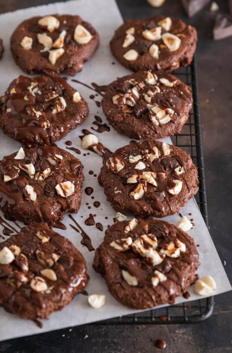 tabuleiro com bolachas de chocolate e avelã