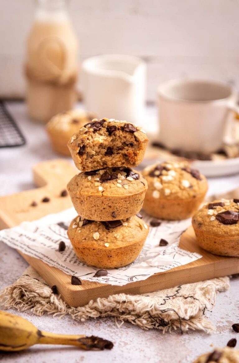 3 muffins de banana empilhados e um mordido