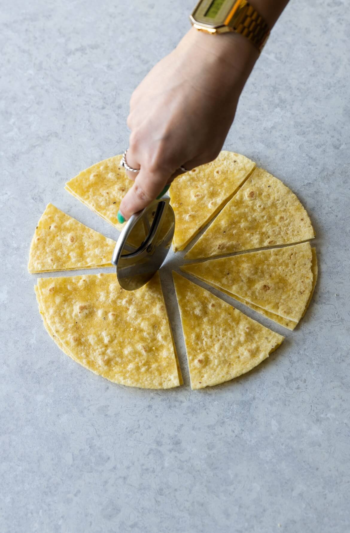 Cortar tortilhas de milho em triângulos