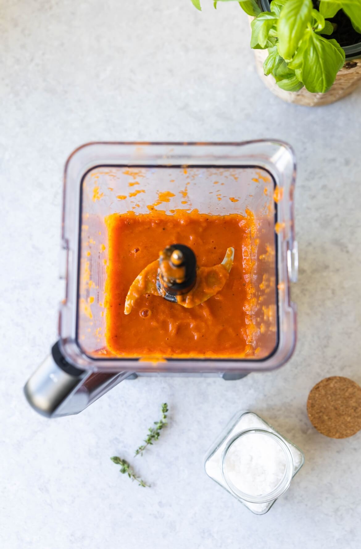Um liquidificador com sopa de pimentos assados