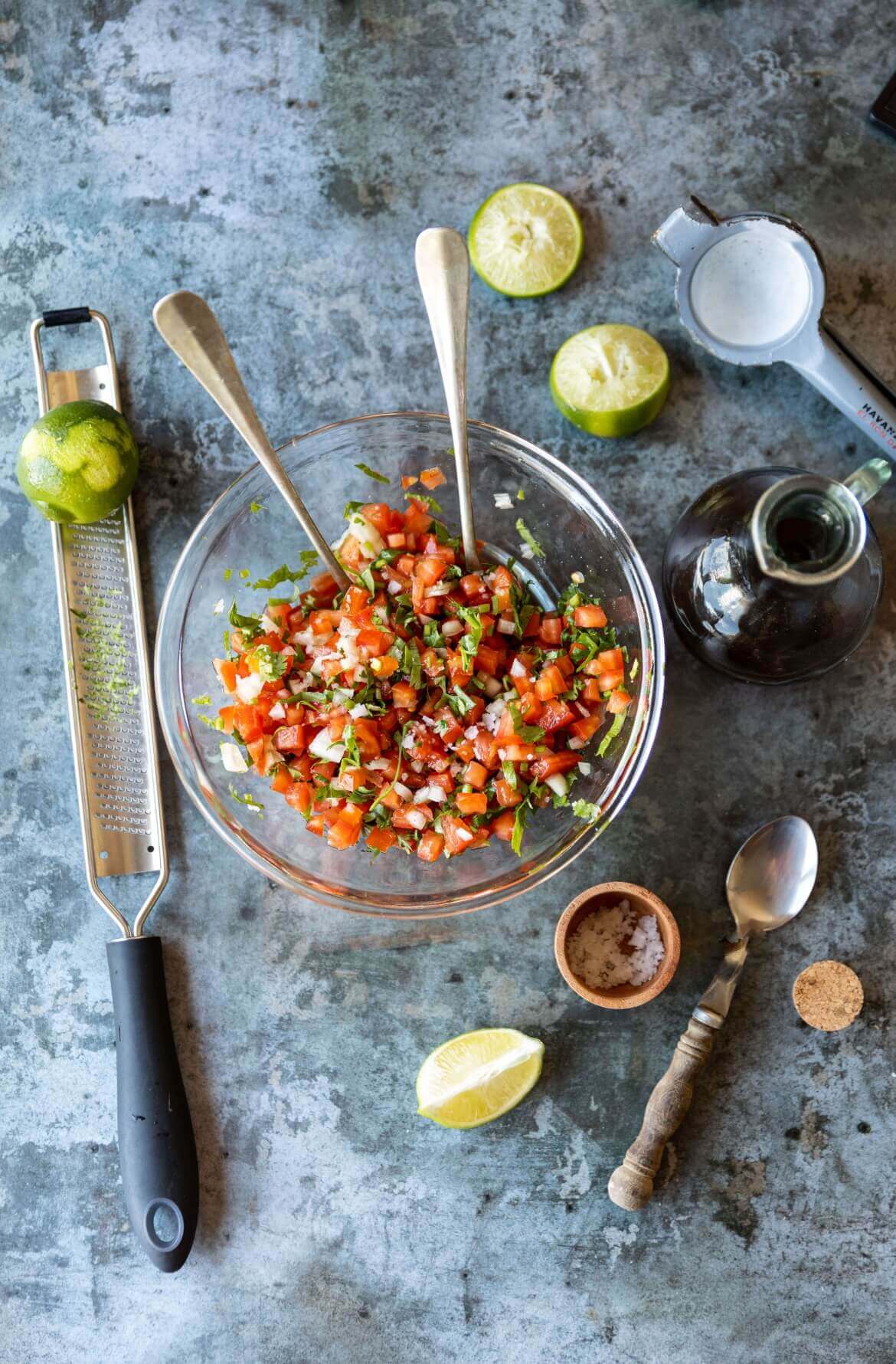 Preparação de pico de gallo, uma taça com tomate cortado e cubos e coentros