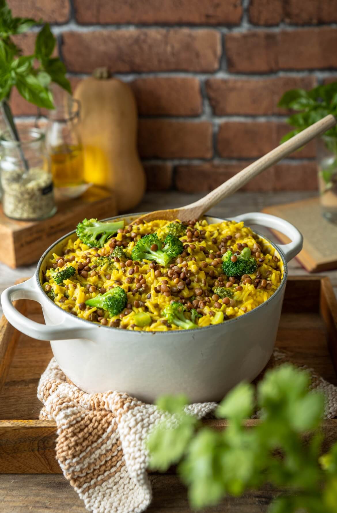 Um tacho branco com arroz de lentilhas