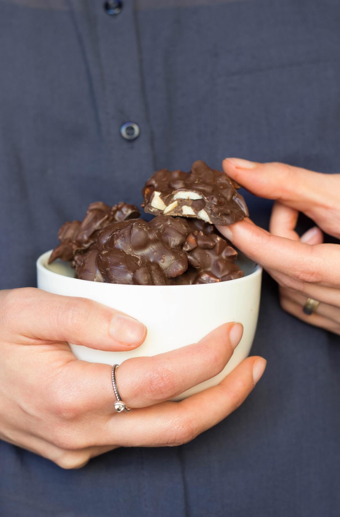 Chocolate com amêndoas e goji