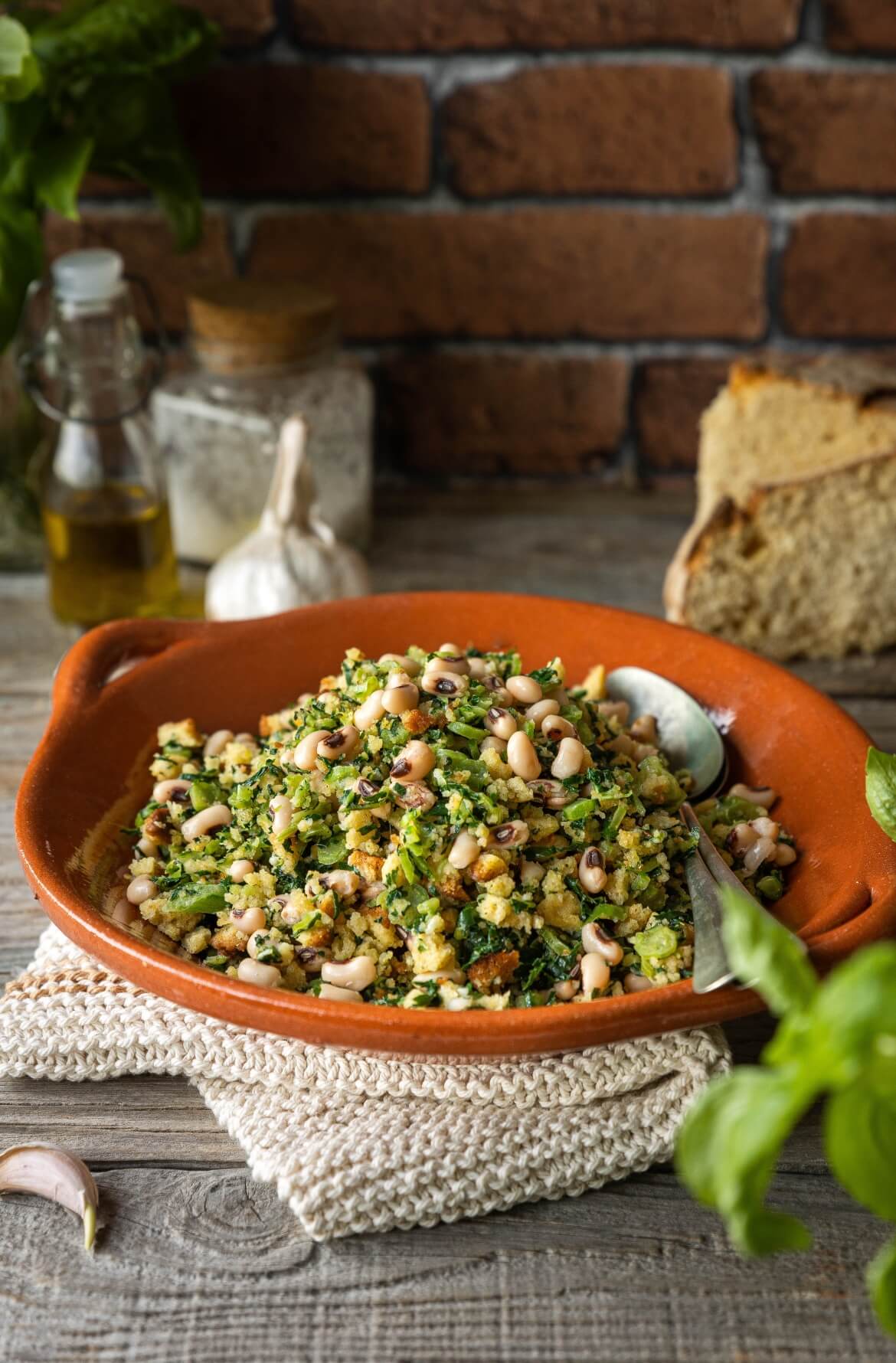 um prato com migas de couve, broa e feijão frade