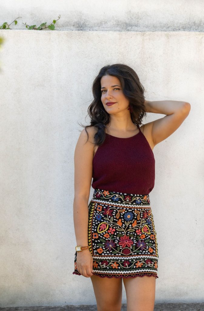 Vânia Ribeiro, autora do Made by Choices, encostada a uma parede branca